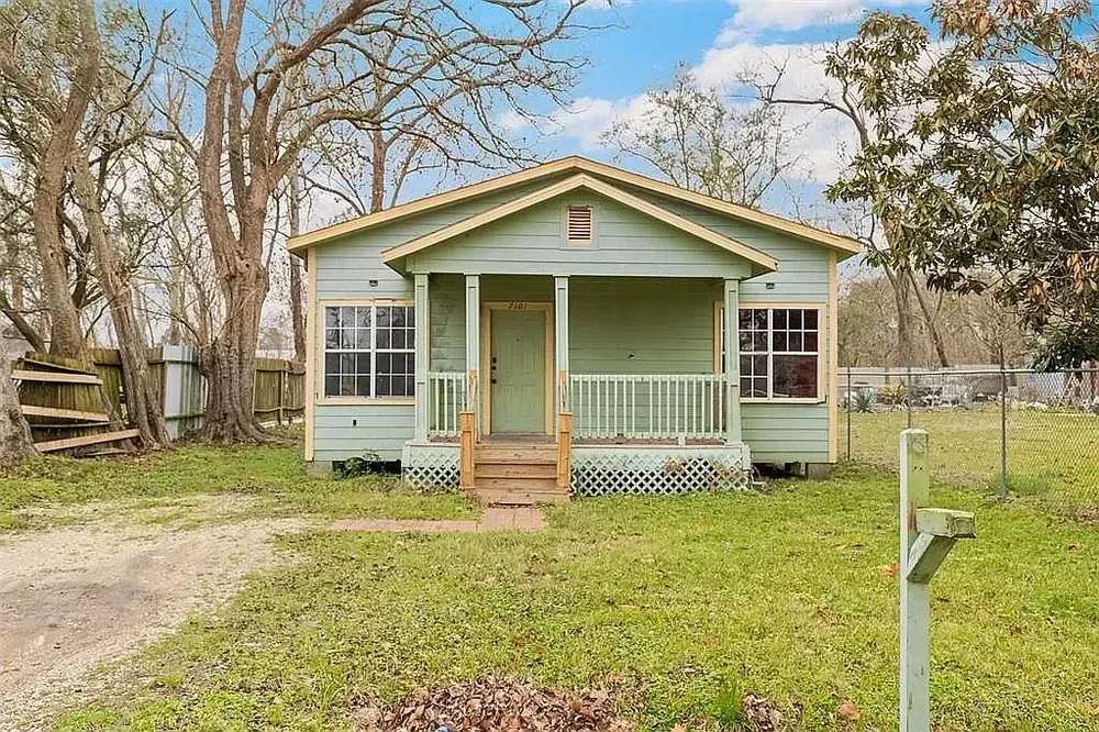 Front yard, mailbox, fence, and exterior approach at 7101 Wendemere St